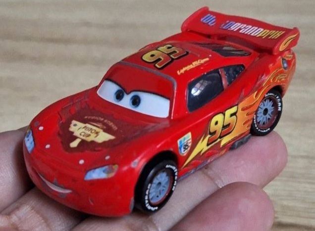 File:Lightning McQueen with Racing Wheels Vietnam diecast.jpg