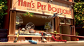 The pets escape from the boutique